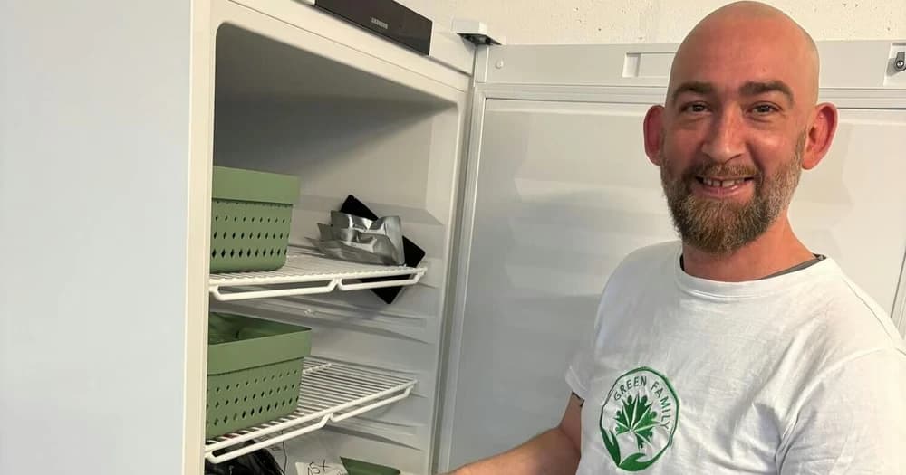 Vereinsmitglied von Green Family e.V. in der Ausgabestelle, Foto aus dem Bericht des Teckboten